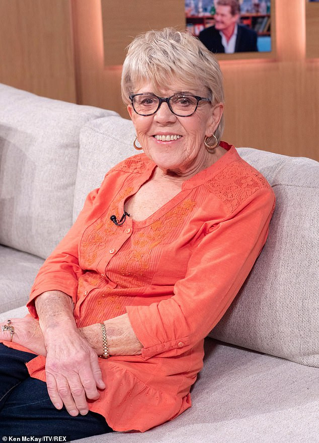 Bà Iris tuyên bố rằng cô “cảm thấy mình như trinh nữ một lần nữa” trong đêm đầu tiên với Mohamed.