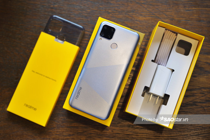 Vẫn như thường lệ, hộp đựng của Realme C15 vẫn giữ thiết kế quen thuộc khi được phủ một tông màu vàng ươm với dòng chữ C15 ở chính giữa. Tuy nhiên, một điểm đáng chú ý lần này ở C15 là dòng chữ Qualcomm Snapdragon ngay bên dưới. 