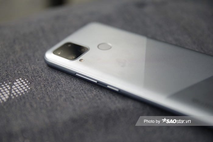 Cạnh trái của máy là nơi đặt các nút vật lý thần thánh bao gồm nút tăng giảm âm lượng và nút nguồn. Một điểm ấn tượng khác là thiết kế cong vát sang hai sườn đã được hãng chăm chút hơn giúp thiết bị trở nên hiện đại và tinh tế.