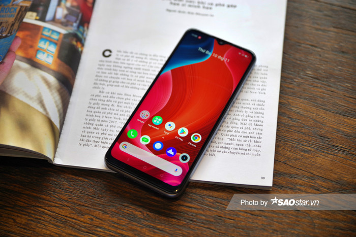 Bên cạnh đó, Realme cũng được trang bị hệ điều hành RealmeUI 1.0 trên nền Android 10 kèm vi xử lý Snapdragon 460 8 nhân, RAM 4GB và bộ nhớ trong lên đến 128GB có thể mở rộng thêm bằng thẻ nhớ ngoài. 