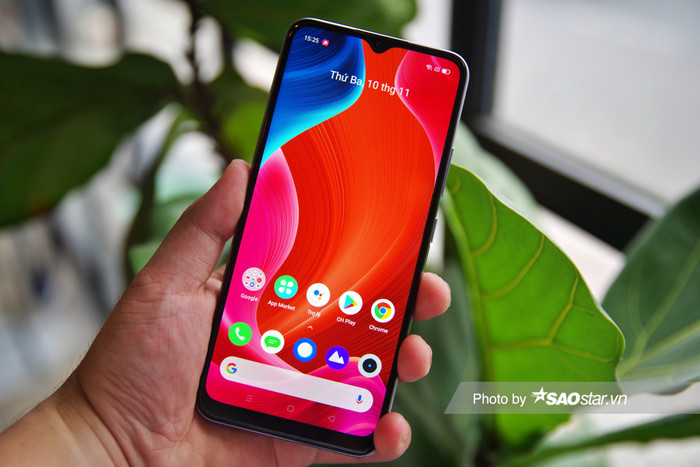 Ở mặt trước, Realme C15 được trang bị màn hình giọt nước 6.5” với tấm nền IPS LCD cho độ phân giải HD . Trải nghiệm thực tế cho thấy màn hình của Realme C15 hiển thị màu sắc và nội dung tương đối hài hòa và có phần nịnh mắt. 