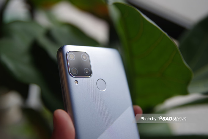 Cụm camera vuông của máy bao gồm 4 camera, lần lượt là camera chính 13MP, camera góc siêu rộng 8MP hỗ trợ góc nhìn 119 độ, camera đơn sắc 2MP và cảm biến màu 2MP. 