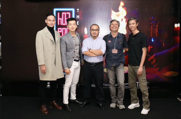 Đạo diễn Phạm Thanh Hải (đứng giữa)