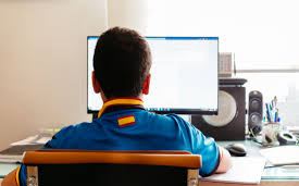 Tù nhân dạy con học từ phía sau song sắt Ảnh 2