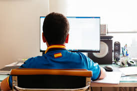 Tù nhân dạy con học từ phía sau song sắt Ảnh 1