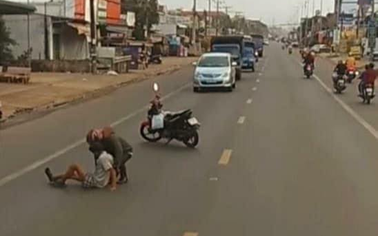 Bất ngờ dùng xe máy chặn đường ô tô, hành động sau đó của chàng trai khiến nhiều người cay khóe mắt Ảnh 2