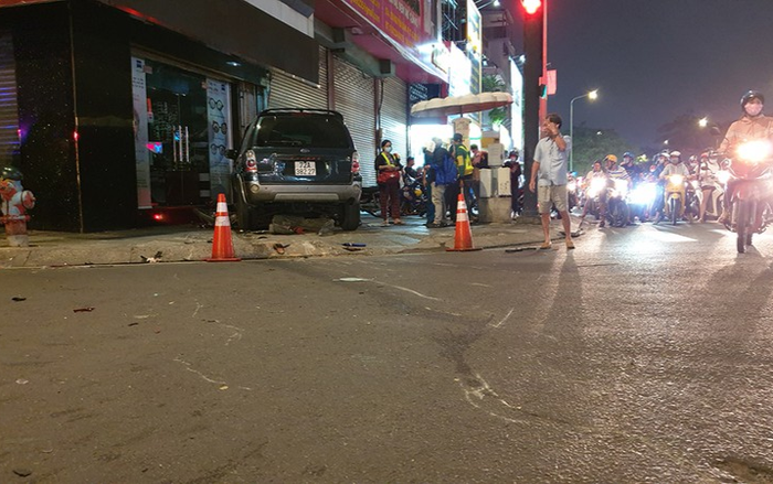Ô tô tông hàng loạt xe máy giữa ngã tư Sài Gòn, 4 người bị thương nặng Ảnh 2