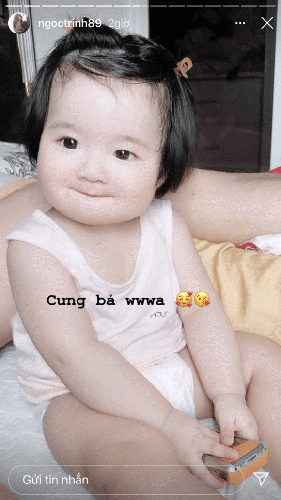 Sarah là con gái của Ngọc Bích - chị gái Ngọc Trinh với người chồng thứ hai. Cô bé sở hữu đôi mắt to tròn cùng làn da trắng hồng được thừa hưởng từ mẹ và dì Ngọc Trinh 