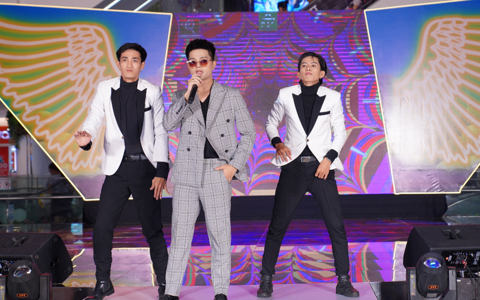 Quang Anh Rhyder (The Voice Kids) trình diễn ca khúc tự sáng tác trong sự kiện gây quỹ ủng hộ miền Trung Ảnh 2