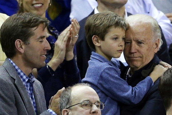 Sau khi cha Beau Biden qua đời, ông nội Joe Biden trở thành chỗ dựa tinh thần rất lớn cho Robert Hunter Biden II. Cậu bé quấn quýt bên Joe Biden và luôn xem ông nội là thần tượng.