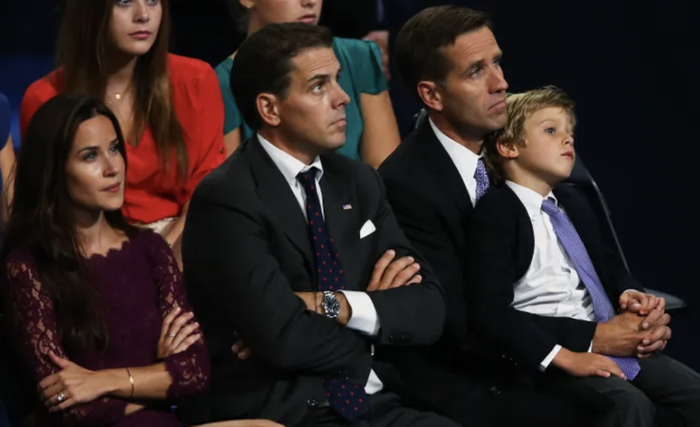 Robert Hunter Biden II ngồi trong lòng cha Beau Biden lúc còn nhỏ.