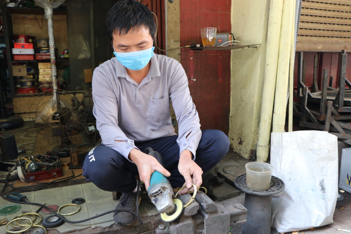 Gặp truyền nhân vua quạt cổ lưu giữ 'kho đồng nát' đắt giá cất giấu trong lòng phố Hà Nội