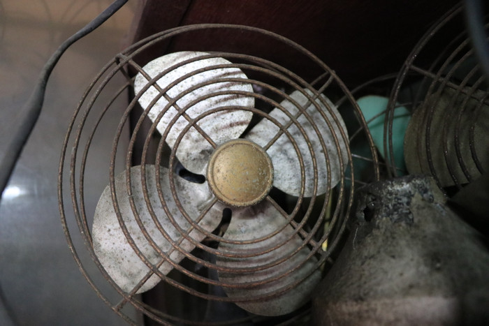 Gặp truyền nhân vua quạt cổ lưu giữ 'kho đồng nát' đắt giá cất giấu trong lòng phố Hà Nội