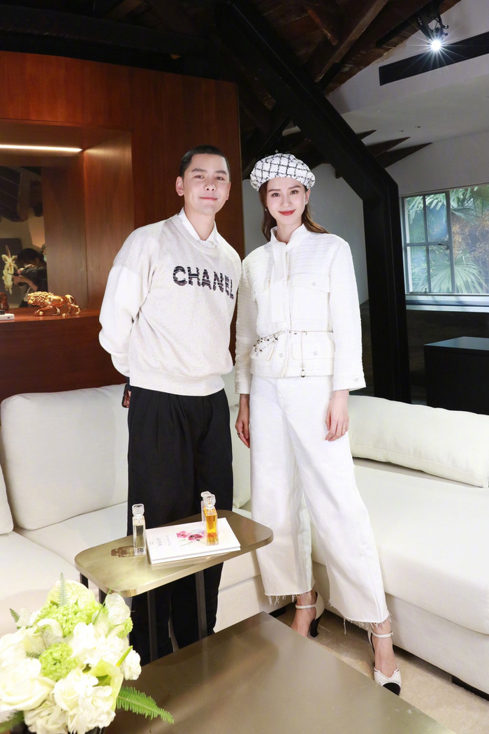 Hồi cuối tháng 10, Lưu Thi Thi xuất hiện tại một buổi sự kiện của Chanel khoác trên mình bộ cánh trắng muốt cùng mũ beret đậm chất gái Pháp 