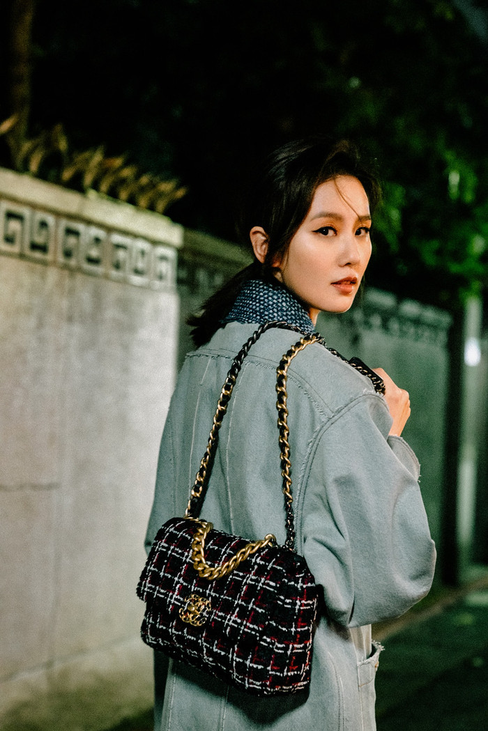 Thậm chí các dòng túi mới ra của Chanel đều được hãng  chọn Lưu Thi Thi là người quảng bá chính tại thị trường Trung Quốc 