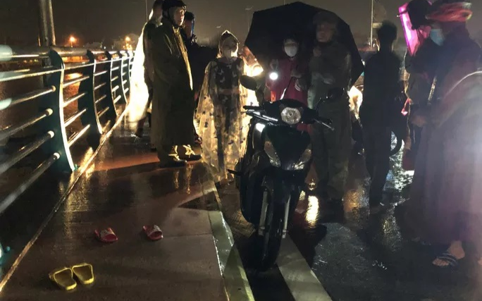 Nghi vấn mẹ ôm 2 con nhỏ nhảy cầu tự tử giữa trời mưa dữ dội, nước sông dâng cao Ảnh 2