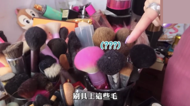 Thiên kim tiểu thư ngàn tỉ gây sốc vì căn phòng ngủ hôi thối, 2 năm không giặt quần áo, đầy xác côn trùng Ảnh 5