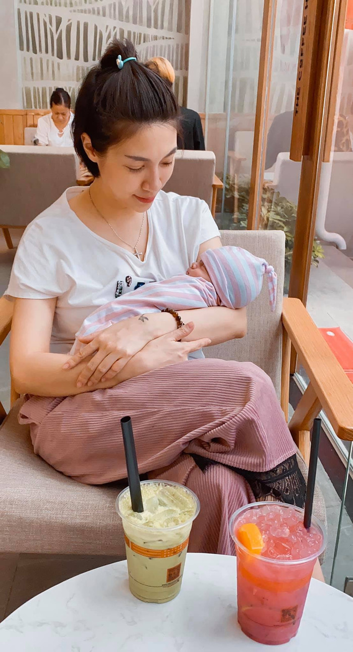 Pha Lê quyết định cai sữa cho con gái dù chưa được 1 tháng tuổi
