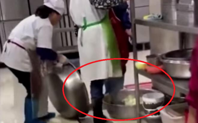Phẫn nộ cảnh tượng nhân viên căng tin của một trường đại học rửa rau bằng chân Ảnh 2