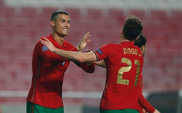 Ronaldo ghi bàn và kiến tạo trong chiến thắng tưng bừng của Bồ Đào Nha Ảnh 2