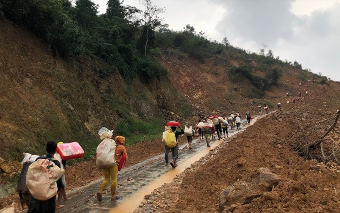 Xúc động hình ảnh đoàn cứu trợ ôm hàng hoá, leo dốc hơn 10 cây số để giúp đỡ người dân miền Trung Ảnh 2