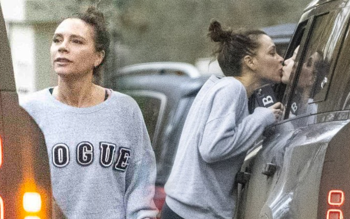 Victoria Beckham tự tin để mặt mộc xuống phố nhưng lại gây tranh cãi vì hôn môi con gái Ảnh 2