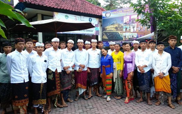 Một trường học cho sinh viên thanh toán học phí bằng… dừa và lá cây Ảnh 2