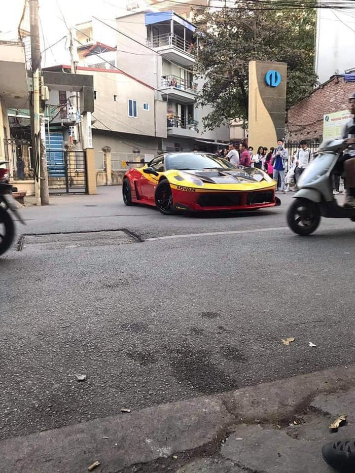 Chiếc siêu xe xuất hiện trước cổng trường Đại học Nội Vụ (Hà Nội) ngay lập tức nhận được sự quan tâm của CĐM. Ảnh: Bùi Long/ Group Trường Người Ta