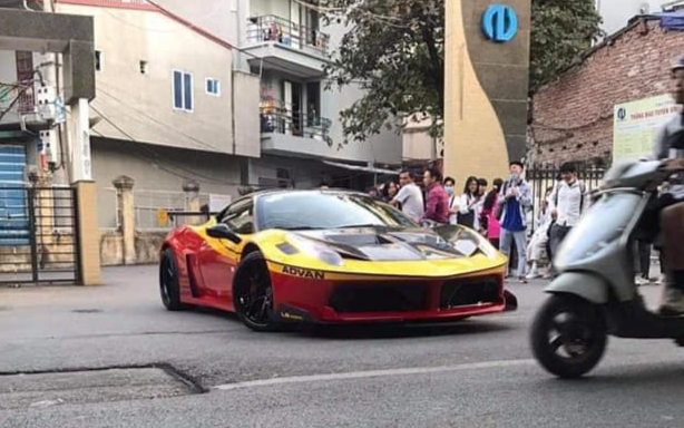 Siêu xe xuất hiện trước cổng trường Đại học Nội vụ khiến dân mạng nháo nhào tìm danh tính chủ nhân Ảnh 2