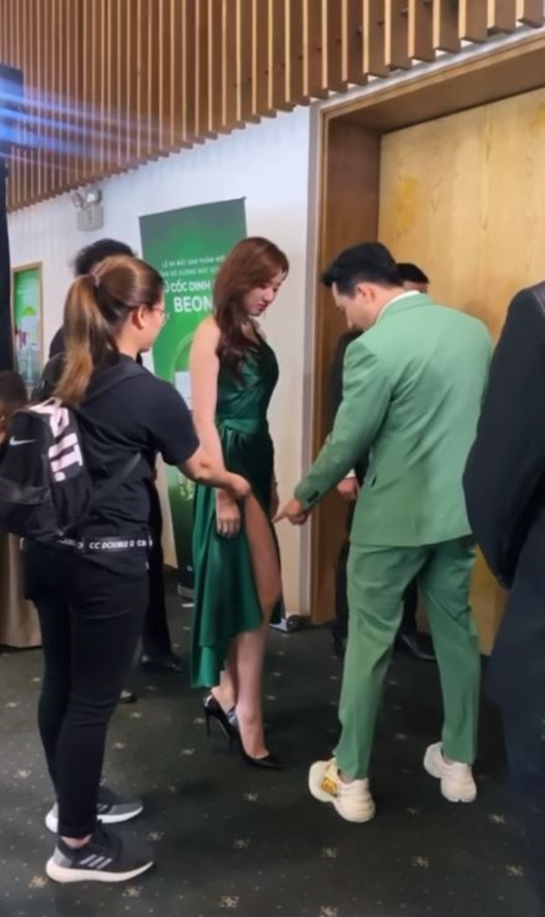 Nhiều netizen đồn đoán, Trấn Thành đang 'đanh đá' nhắc nhở vợ mặc váy xẻ hơi bạo.