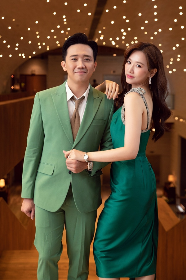 Trấn Thành và Hari Won vô cùng đẹp đôi trong bộ trang phục hút mắt.
