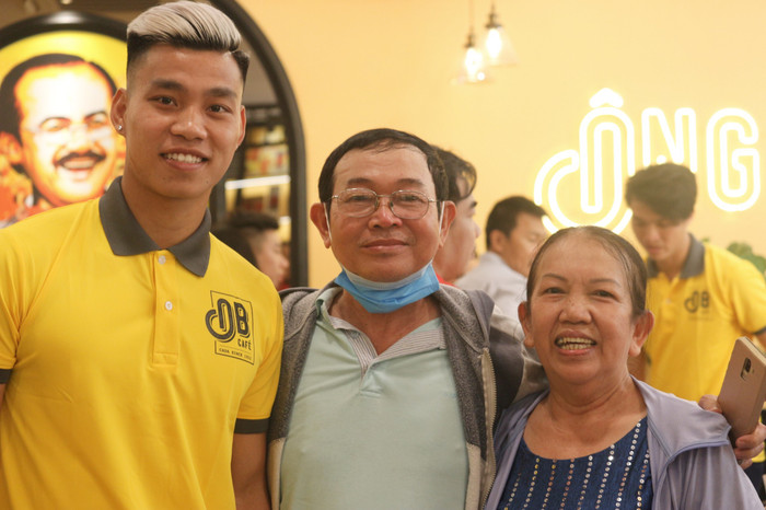 Hình ảnh đong đầy ý nghĩa khi ông Tuấn (58 tuổi) và bà Nguyên (65 tuổi) đi xe máy từ Củ Chi đến quận 10 TPHCM để gặp các cầu thủ HAGL, ủng hộ các ông bầu.