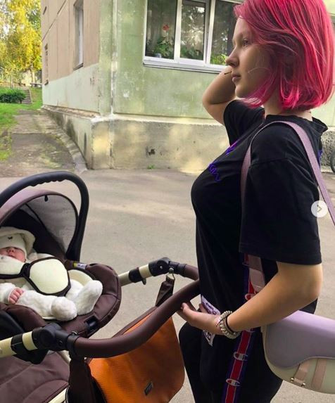 Darya đẩy con gái đi dạo.