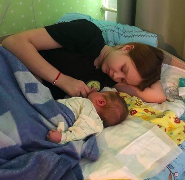 Darya bên cạnh con gái Emilia. 