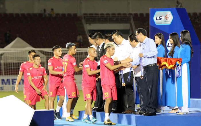 16 cầu thủ chia tay Sài Gòn FC: 'Đội đứng thứ ba, mà như xuống hạng, đi gần hết' Ảnh 2