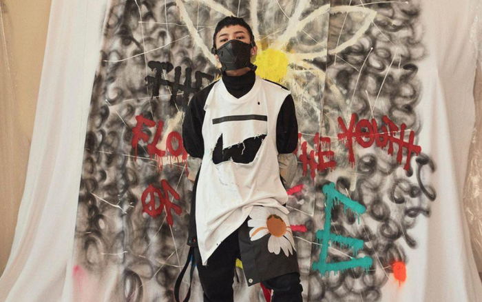 Dân tình rộn ràng như Tết khi G-Dragon quảng bá đôi giày hoa cúc phiên bản màu trắng Ảnh 2