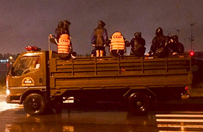 Lực lượng cứu hộ có mặt tại hiện trường. Ảnh: A.Thư/Zing