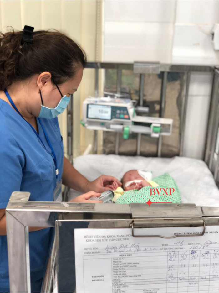 Bé trai 4 tháng tuổi được các bác sĩ chăm sóc tại Bệnh viện Đa khoa Xanh Pôn (Ảnh: BVCC)