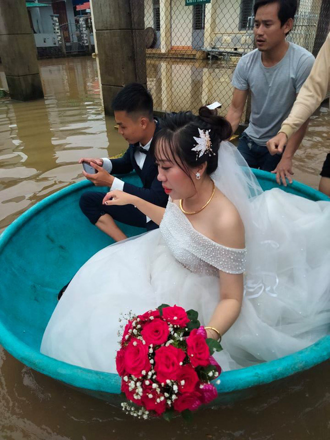 Đám cưới mùa mưa lũ quả thật sẽ khiến cặp đôi mãi mãi không bao giờ quên. 