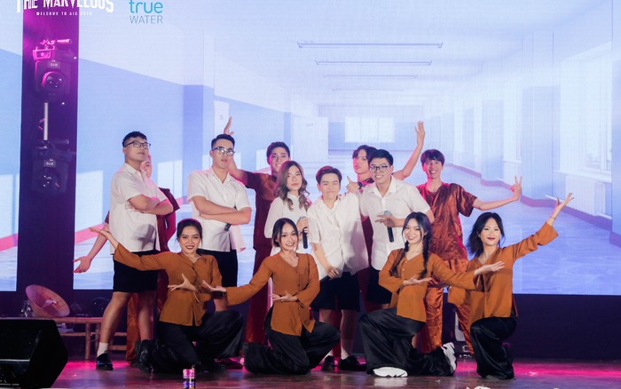 Sinh viên trường Báo hóa thân thành siêu anh hùng bùng nổ trong đêm nhạc chào đón 'tân binh' Ảnh 2