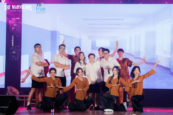 Ca khúc “Người ơi người ở đừng về” đã được các bạn sinh viên thể hiện bằng giọng hát vui tươi, trẻ trung.