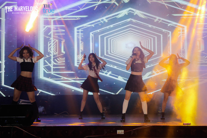 Với màn cover ấn tượng, chúng ta dễ dàng nhầm tưởng 4 cô gái xinh đẹp của Black Pink đang biểu diễn trên “Thánh đường Học viện”.