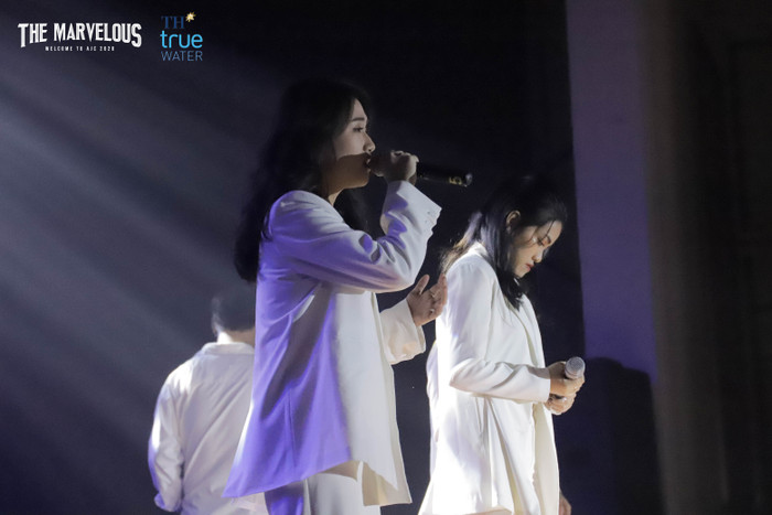 Bằng giọng hát truyền cảm, các cô gái từ Đội Hát - Đội Văn nghệ Xung kích đã đưa khán giả tới những cung bậc cảm xúc khác nhau khi thể hiện ca khúc: “Anh ta bỏ em rồi”.