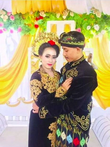 Rizal bên cạnh 1 người vợ của anh ta.