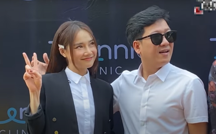 Nhã Phương ôm ấp chồng tại sự kiện nhưng đôi bàn tay lại khiến fan hoảng hồn Ảnh 2