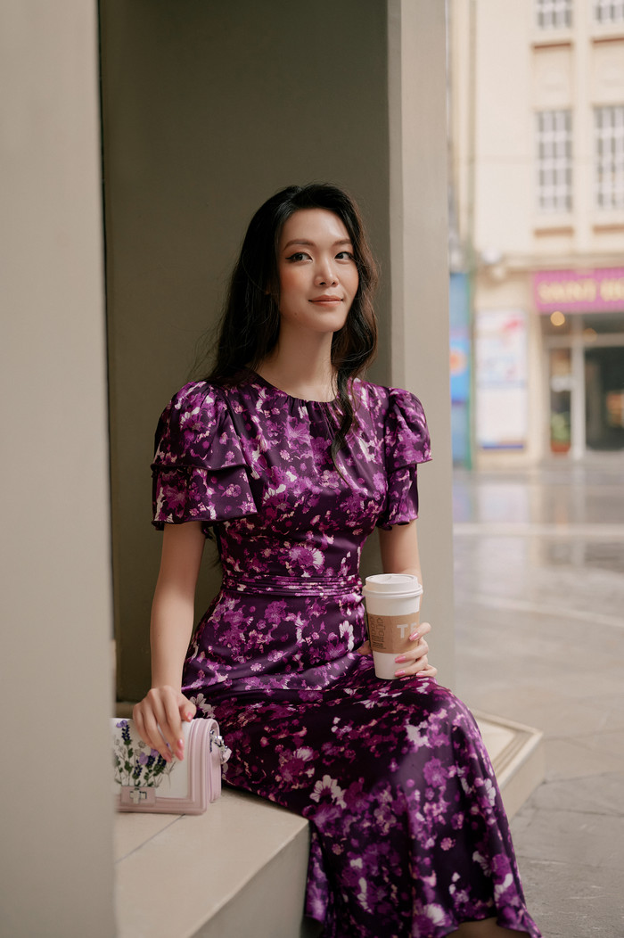 Thiết kế đầm họa tiết bắt mắt cho trang phục công sở nghe có vẻ mạo hiểm nhưng thật ra lại mang vẻ đẹp nổi bật không lẫn vào ai