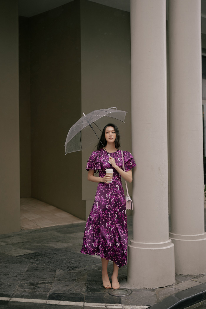 Hoa hậu Thùy Dung chọn cho mình bộ váy suôn dài nữ tính màu tím loang lổ để ra phố vào những ngày chuyển mùa 