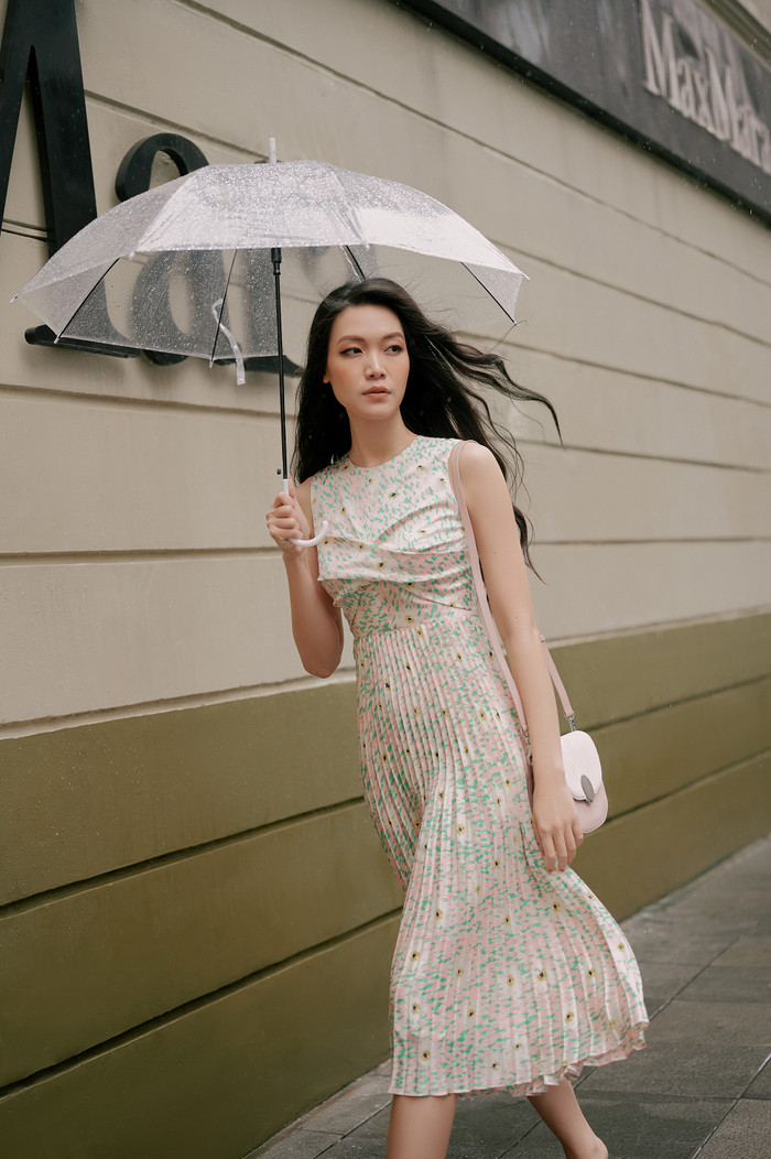 Kiểu váy midi xếp ly điểm xuyến chi tiết hoa cúc cho các nàng bánh bèo 