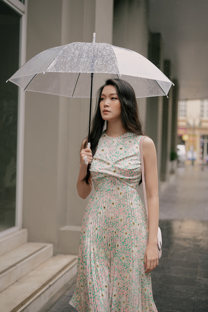 Chi tiết nơ nổi bật ngay ngực giúp bộ váy không bị đơn điệu quá