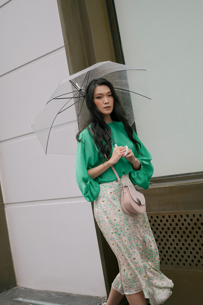 Mùa Thu Đông này, sự kết hợp giữa họa tiết hoa cùng một set đồ hứa hẹn sẽ mang đến những gợi ý phối đồ công sở tuyệt vời.